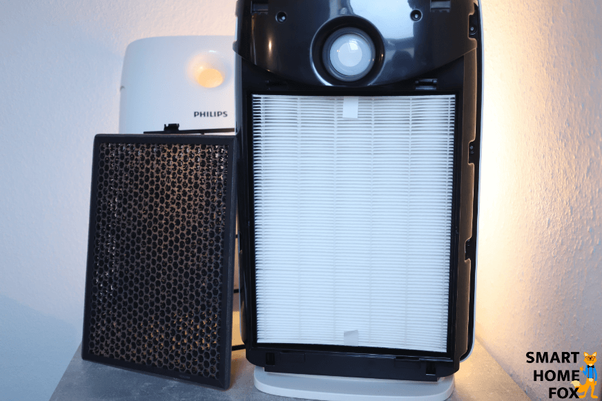 Luftfilter in Wohnung: Im Philips AC2889/10 Series 2000i Luftreiniger ist ein HEPA-H13-Filter eingesetzt und der Aktivkohlefilter steht daneben